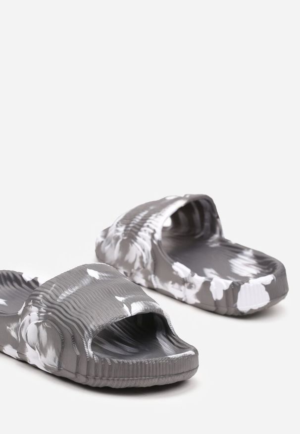Renee - Szaro-Białe Klapki Typu Tie-Dye na Płaskiej Podeszwie z Pianki Tessane. Okazja: na spacer, na imprezę. Kolor: szary. Materiał: bawełna. Sezon: lato. Obcas: na płaskiej podeszwie. Styl: elegancki