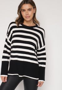 Born2be - Biało-Czarny Sweter o Kroju Oversize z Motywem Pasków Irtusa. Okazja: na co dzień. Kolor: biały. Materiał: jeans. Styl: casual #2