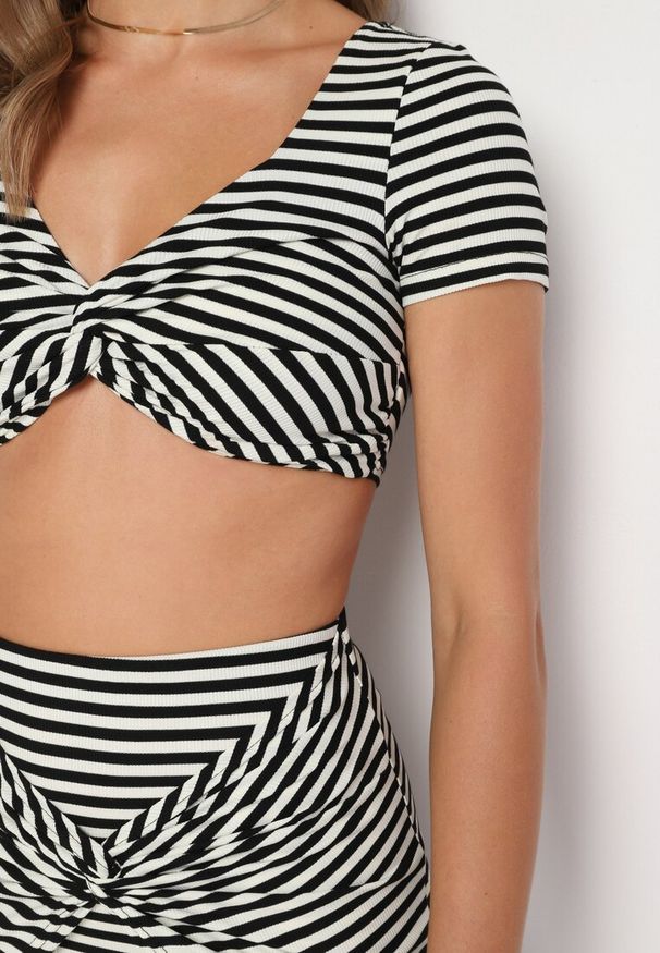 Born2be - Czarno-Biały Komplet w Paski Krótka Bluzka z Głębokim Dekoltem Spódnica z Rozcięciem Vikillena. Kolor: czarny. Materiał: materiał. Wzór: paski