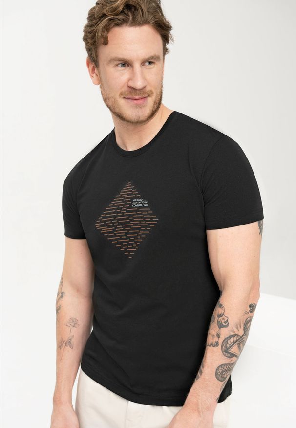 Volcano - Klasyczny t-shirt męski z nadrukiem T-SILENCE. Kolekcja: plus size. Kolor: czarny. Materiał: materiał, bawełna, włókno, skóra. Długość rękawa: krótki rękaw. Długość: krótkie. Wzór: nadruk. Styl: klasyczny