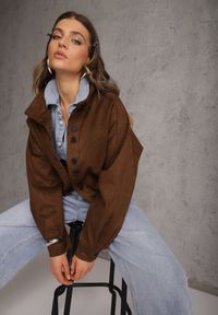 Renee - Brązowa Kurtka Bomber Jacket Ozdobiona Guzikami Quilimi. Okazja: na co dzień. Kolor: brązowy. Wzór: aplikacja. Styl: casual, elegancki #5