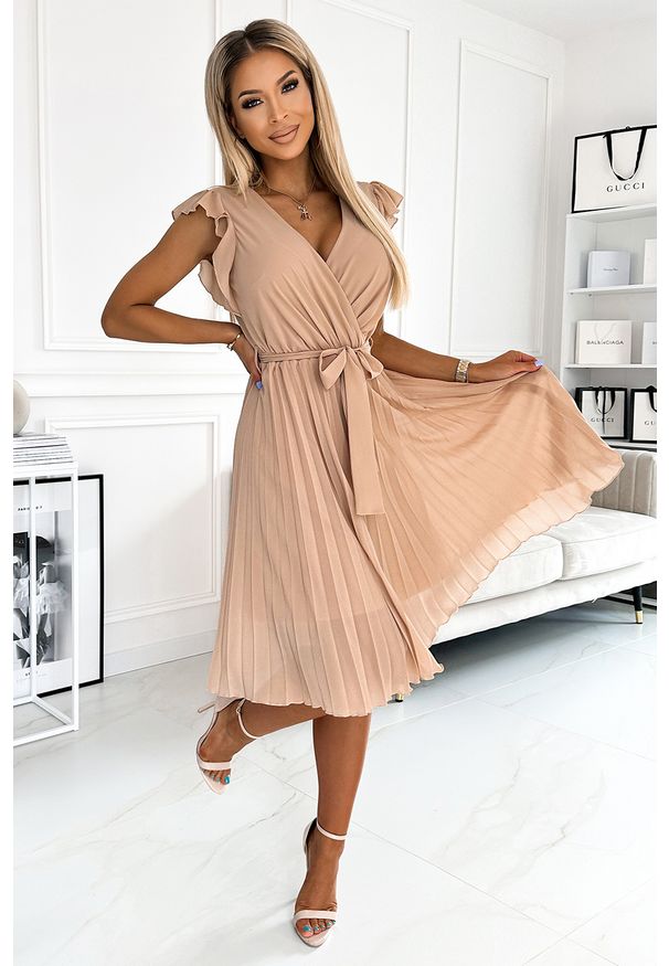 Numoco - Plisowana sukienka midi - Beżowa. Kolor: beżowy. Materiał: poliester. Długość: midi