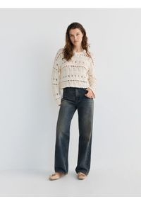 Reserved - Sweter z ażurowym splotem - kremowy. Kolor: kremowy. Materiał: dzianina. Wzór: ażurowy, ze splotem
