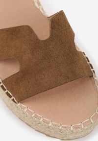 Born2be - Ciemnozielone Sandały VICES na Plecionym Koturnie Ozdobione Wycięciami Cirilea. Okazja: na co dzień, na spacer. Zapięcie: sprzączka. Kolor: zielony. Wzór: aplikacja. Sezon: lato. Obcas: na koturnie. Styl: casual, klasyczny, elegancki #5