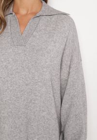 Born2be - Szara Pudełkowa Sukienka Sweterkowa z Wiskozą Szerokimi Rękawami i Kołnierzykiem Rinfera. Kolor: szary. Materiał: wiskoza. Typ sukienki: proste. Styl: wizytowy, elegancki #7