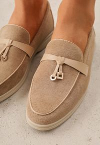 Born2be - Ciemnobeżowe Eleganckie Mokasyny VICES z Imitacji Zamszu ze Skórzaną Wkładką Jaenith. Okazja: na co dzień, na spotkanie biznesowe. Kolor: beżowy. Materiał: zamsz, skóra. Wzór: aplikacja. Styl: elegancki #9
