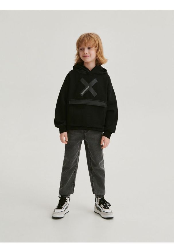 Reserved - Bluza oversize z nadrukiem - czarny. Kolor: czarny. Materiał: dzianina, bawełna. Wzór: nadruk