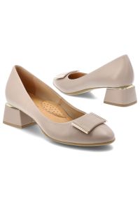 Czółenka damskie Armodo, cholewka skóra naturalna gładka klasyczny fason stabilny obcas metalowa ozdoba z przodu jednolita forma miękkie wykończenie. Okazja: na spotkanie biznesowe, do pracy. Kolor: beżowy. Materiał: skóra. Szerokość cholewki: normalna. Wzór: gładki, jednolity, aplikacja. Obcas: na obcasie. Styl: klasyczny. Wysokość obcasa: średni #2