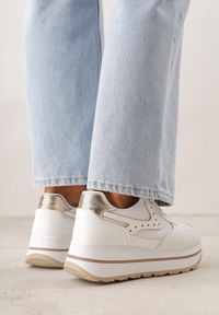 Renee - Białe Sneakersy na Platformie z Tweedowym Zdobieniem i Perforacją Dioseleia. Okazja: na co dzień. Kolor: biały. Materiał: jeans. Wzór: aplikacja. Obcas: na platformie #5