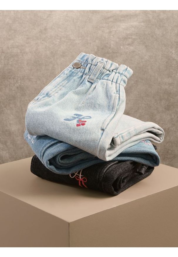 Reserved - Jeansy baggy z haftem - niebieski. Kolor: niebieski. Wzór: haft