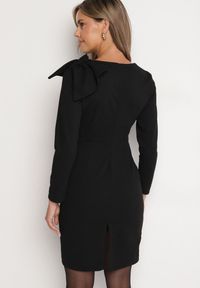 Born2be - Czarna Dopasowana Sukienka Koktajlowa Ozdobiona Kokardą i Rozcięciem na Linnaea. Okazja: na co dzień. Typ kołnierza: kokarda. Kolor: czarny. Wzór: aplikacja. Typ sukienki: dopasowane. Styl: wizytowy #4