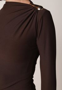 Born2be - Brązowa Dopasowana Sukienka Koktajlowa z Marszczeniem i Aplikacjami Phaiseithe. Okazja: na randkę. Kolor: brązowy. Materiał: materiał. Wzór: aplikacja. Styl: wizytowy #3