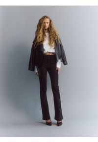 Reserved - Jeansy flare - czarny. Kolor: czarny