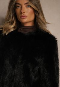 Renee - Czarna Kurtka Futerko o Prostym Fasonie z Okrągłym Dekoltem Iddane. Okazja: na imprezę, na co dzień. Kolor: czarny. Materiał: futro. Styl: wizytowy, casual, elegancki #3