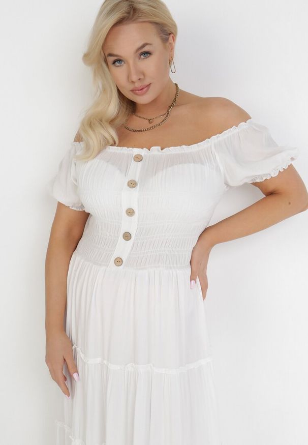 Born2be - Biała Sukienka z Wiskozy o Kroju Hiszpanki Ciririla. Okazja: na co dzień. Typ kołnierza: dekolt hiszpanka. Kolor: biały. Materiał: wiskoza. Długość rękawa: krótki rękaw. Sezon: lato. Typ sukienki: rozkloszowane. Styl: casual, elegancki