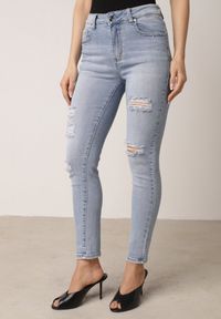 Born2be - Niebieskie Bawełniane Jeansy o Kroju Slim z Przetarciami Elledima. Okazja: na co dzień. Kolor: niebieski. Styl: casual, elegancki, klasyczny #1