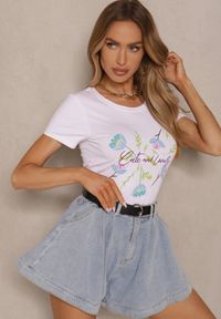 Renee - Biało-Niebieski T-shirt z Bawełny z Nadrukiem Zarive. Okazja: na co dzień. Kolor: biały. Materiał: bawełna. Wzór: nadruk. Styl: casual