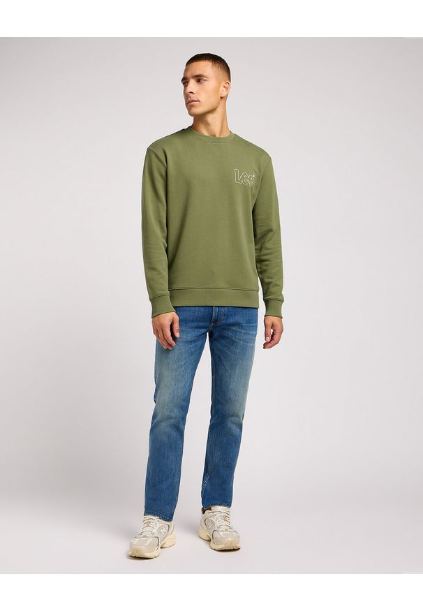 Lee - LEE WOBBLY SWS MĘSKA BLUZA BEZ KAPTURA LOGO OLIVE 112351278 L81M045022. Typ kołnierza: bez kaptura