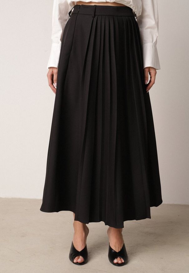 Born2be - Czarna Wiskozowa Spódnica o Rozkloszowanym Kroju z Paskiem z Klamrą Lawedisa. Okazja: na co dzień, do pracy, na spotkanie biznesowe. Kolor: czarny. Materiał: wiskoza. Styl: klasyczny, casual, biznesowy, elegancki