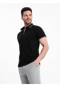 Ombre Clothing - Koszulka męska polo z dzianiny pique bez guzików - czarna V2 - Rozmiar: S. Okazja: do pracy, na co dzień. Typ kołnierza: polo. Kolor: czarny. Materiał: dzianina. Wzór: aplikacja, ze splotem, paski. Styl: klasyczny, sportowy, wizytowy, casual