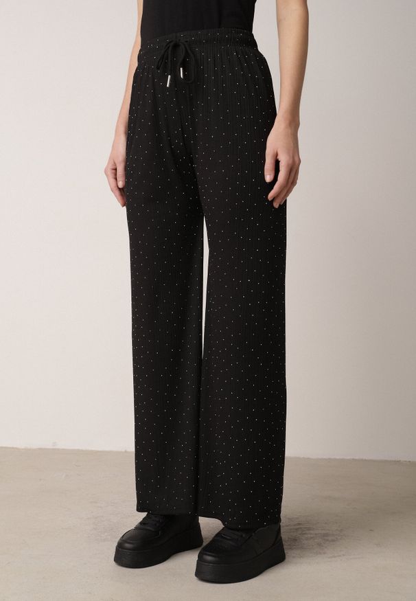 Born2be - Czarne Szerokie Spodnie z Bawełną Zdobione Cyrkoniami Azilene. Okazja: na co dzień. Stan: podwyższony. Kolor: czarny. Materiał: bawełna. Wzór: aplikacja. Styl: klasyczny, casual