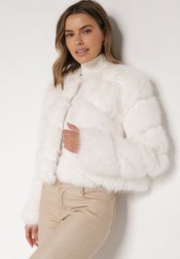 Born2be - Biała Krótka Kurtka z Futerkiem na Haftki Loreinda. Okazja: na co dzień. Kolor: biały. Materiał: futro. Długość: krótkie. Styl: casual, elegancki #5