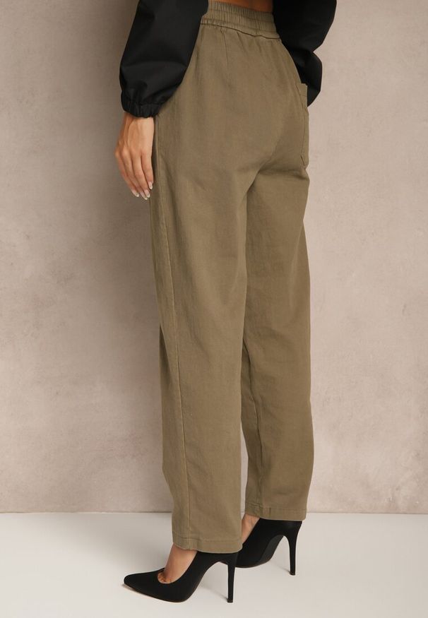 Renee - Ciemnozielone Spodnie z Bawełny Mom Fit Ozdobione Sznurkiem Apinella. Okazja: na co dzień. Kolor: zielony. Materiał: bawełna. Wzór: aplikacja. Styl: casual