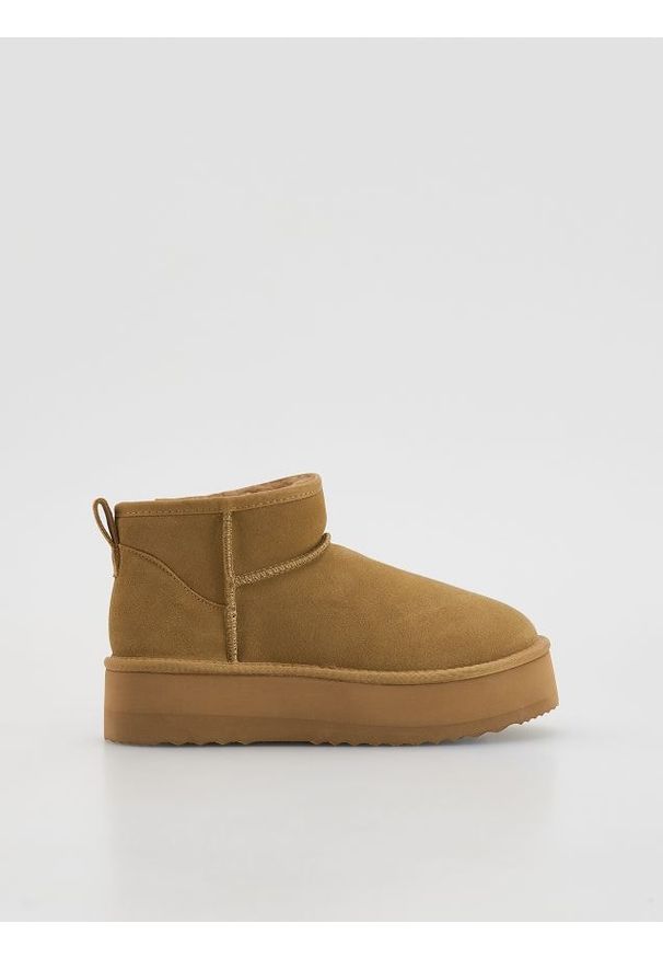 Reserved - Zamszowe śniegowce na platformie - beżowy. Kolor: beżowy. Materiał: zamsz. Obcas: na platformie