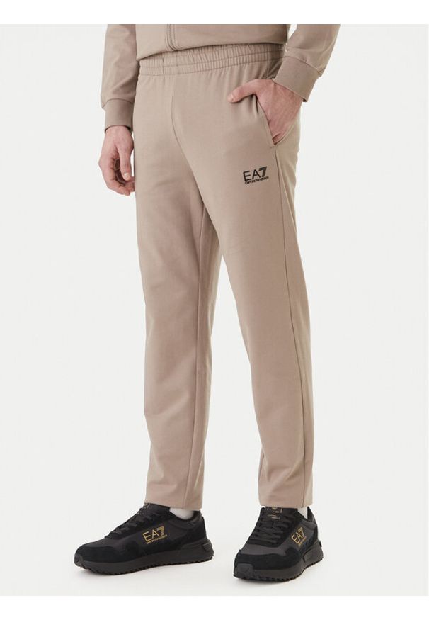 EA7 Emporio Armani Spodnie dresowe 8NPP65 PJVRZ U6167 Beżowy Regular Fit. Kolor: beżowy. Materiał: bawełna
