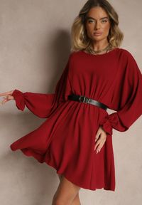 Renee - Bordowa Rozkloszowana Sukienka z Gumką w Talii i przy Mankietach Tesunela. Okazja: na co dzień. Kolor: czerwony. Styl: elegancki, casual