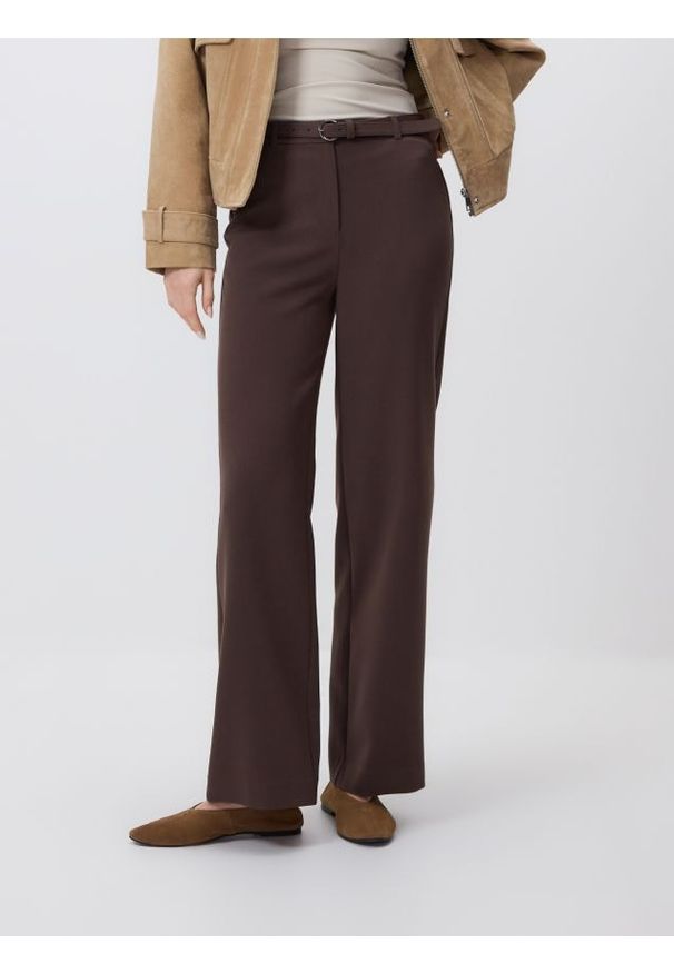 Reserved - Spodnie z paskiem - ciemnobrązowy. Kolor: brązowy. Materiał: tkanina, wiskoza. Wzór: gładki