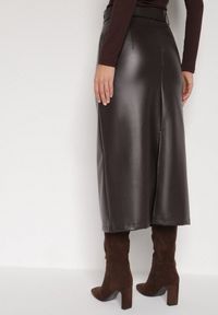 Born2be - Brązowa Spódnica Ołówkowa z Imitacji Skóry z Paskiem z Dużą Klamrą Rewedia. Okazja: na spotkanie biznesowe, do pracy, na co dzień. Kolor: brązowy. Materiał: skóra. Styl: casual, klasyczny, biznesowy #3