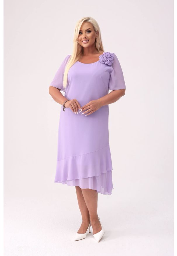 Moda Size Plus Iwanek - Elegancka szyfonowa lawendowa sukienka Maria z falbankami na wesele PLUS SIZE XXL. Okazja: na wesele, na ślub cywilny. Typ kołnierza: kołnierz z falbankami. Kolekcja: plus size. Kolor: fioletowy. Wzór: aplikacja, kwiaty. Typ sukienki: dla puszystych. Materiał: szyfon. Długość rękawa: krótki rękaw. Sezon: lato. Styl: elegancki. Długość: midi