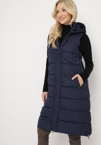 Born2be - Granatowa Długa Kamizelka Bezrękawnik z Klasycznym Pikowaniem i Kapturem Shin. Typ kołnierza: golf. Kolor: niebieski. Materiał: dzianina, jeans. Długość rękawa: bez rękawów. Długość: długie. Styl: klasyczny #5