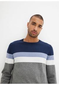 bonprix - Sweter z dzianiny o splocie drobnych oczek, we wzór colourblocking, z bawełny. Kolor: niebieski. Materiał: bawełna, dzianina. Wzór: ze splotem, paski