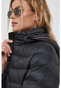 TOMMY HILFIGER - Tommy Hilfiger kurtka damska kolor czarny przejściowa. Typ kołnierza: kaptur. Kolor: czarny. Materiał: poliester #4