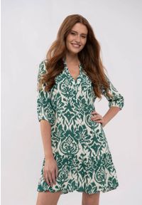 Volcano - Wzorzysta, luźna sukienka G-PEONIA. Typ kołnierza: dekolt w serek, dekolt w kształcie V, kołnierzyk stójkowy. Materiał: skóra, wiskoza, materiał. Wzór: kolorowy. Sezon: wiosna, lato. Typ sukienki: rozkloszowane, proste. Długość: mini #1