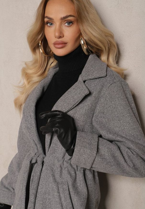 Renee - Ciemnoszary Szlafrokowy Płaszcz z Wiązanym Paskiem i Ozdobnym Marszczeniem w Pasie Pittia. Okazja: do pracy, na co dzień. Kolor: szary. Długość rękawa: długi rękaw. Długość: długie. Styl: elegancki, casual, klasyczny