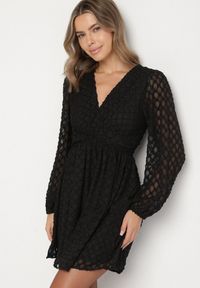 Born2be - Czarna Rozkloszowana Sukienka z Tkaniny Plumeti z Dekoltem w Serek Zeniasa. Okazja: na co dzień. Typ kołnierza: dekolt w serek. Kolor: czarny. Materiał: tkanina. Długość rękawa: długi rękaw. Styl: casual #1