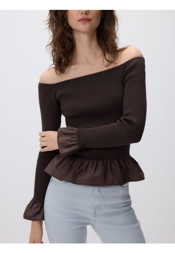 Reserved - Sweter z wiskozą - ciemnobrązowy. Kolor: brązowy. Materiał: wiskoza