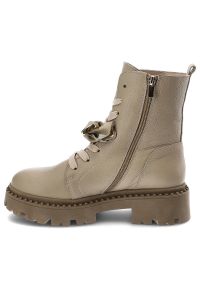 Beżowe Botki Karino Skórzane Eleganckie Buty Damskie. Okazja: na co dzień, do pracy. Kolor: beżowy. Materiał: skóra. Wzór: aplikacja. Styl: elegancki #8