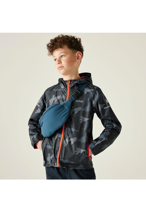 Regatta - Kurtka turystyczna przeciwdeszczowa dziecięca Printed Lever wodoodporna. Kolor: niebieski. Materiał: tkanina, poliester