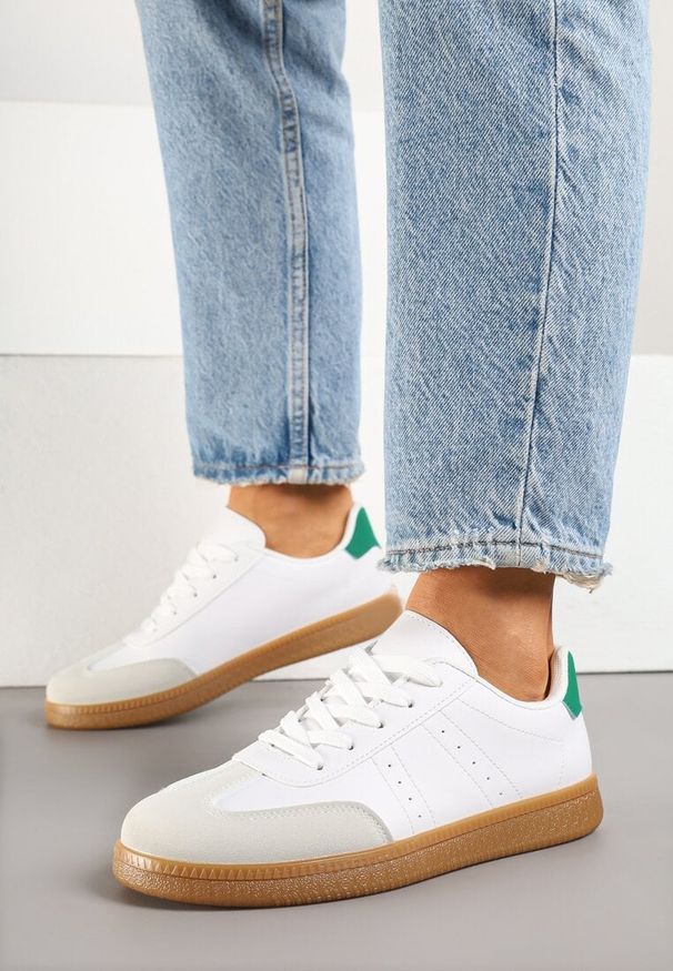 Renee - Białe Sneakersy Tenisówki Ozdobione Perforacją Reissara. Okazja: na co dzień. Kolor: biały. Materiał: jeans. Wzór: aplikacja. Sezon: lato