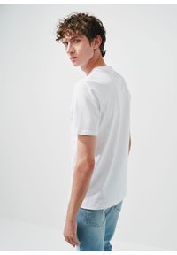 Ochnik - Kremowy T-shirt męski z nadrukiem. Kolor: biały. Materiał: bawełna. Wzór: nadruk #3