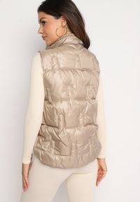 Born2be - Ciemnobeżowa Pikowana Kamizelka ze Stójką i Troczkami Terilanna. Typ kołnierza: kołnierzyk stójkowy. Kolor: beżowy. Materiał: jeans. Styl: elegancki #7