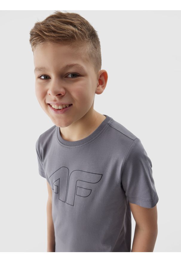 4f - 4F T-shirt z nadrukiem chłopięcy - szary 122 (6-7 lat). Okazja: na co dzień. Kolor: szary. Materiał: bawełna, jersey, dzianina. Długość rękawa: krótki rękaw. Długość: krótkie. Wzór: nadruk. Sezon: lato. Styl: sportowy, casual