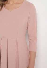Born2be - Jasnoróżowa Rozkloszowana Sukienka z Rękawem 3/4 Nomiel. Typ kołnierza: dekolt w kształcie V. Kolor: różowy. Typ sukienki: rozkloszowane. Styl: klasyczny, elegancki #4