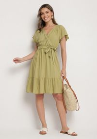 Born2be - Zielona Wiskozowa Sukienka z Kopertowym Dekoltem i Paskiem Aurenelle. Okazja: na co dzień. Typ kołnierza: dekolt kopertowy. Kolor: zielony. Materiał: wiskoza. Długość rękawa: krótki rękaw. Sezon: wiosna, lato. Typ sukienki: kopertowe. Styl: casual #7