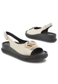 Sandały damskie S.Barski, cholewka ze skóry naturalnej licowej model na płaskiej podeszwie z ozdobną broszką, beżowe, KV61-6047. Kolor: beżowy. Materiał: skóra. Obcas: na płaskiej podeszwie #2