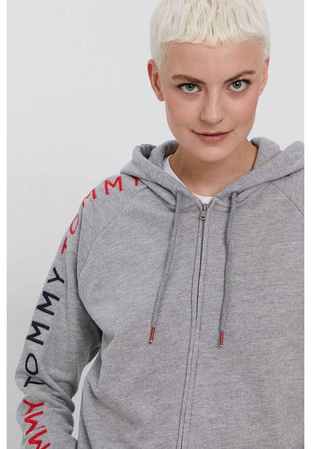 TOMMY HILFIGER - Tommy Hilfiger Bluza damska kolor szary z kapturem z aplikacją. Okazja: na co dzień. Typ kołnierza: kaptur. Kolor: szary. Materiał: dzianina, poliester, bawełna. Długość rękawa: raglanowy rękaw. Wzór: aplikacja. Styl: casual